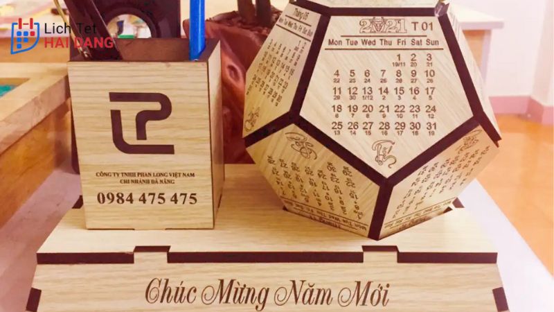 Lịch Gỗ Để Bàn 12 Mặt 5 Lịch gỗ 12 mặt tích hợp khe cắm bút