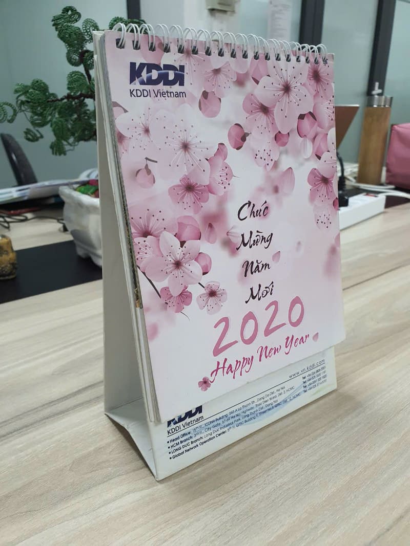 In Lịch Bàn Theo Yêu Cầu 24 Lịch bàn của công ty KDDI