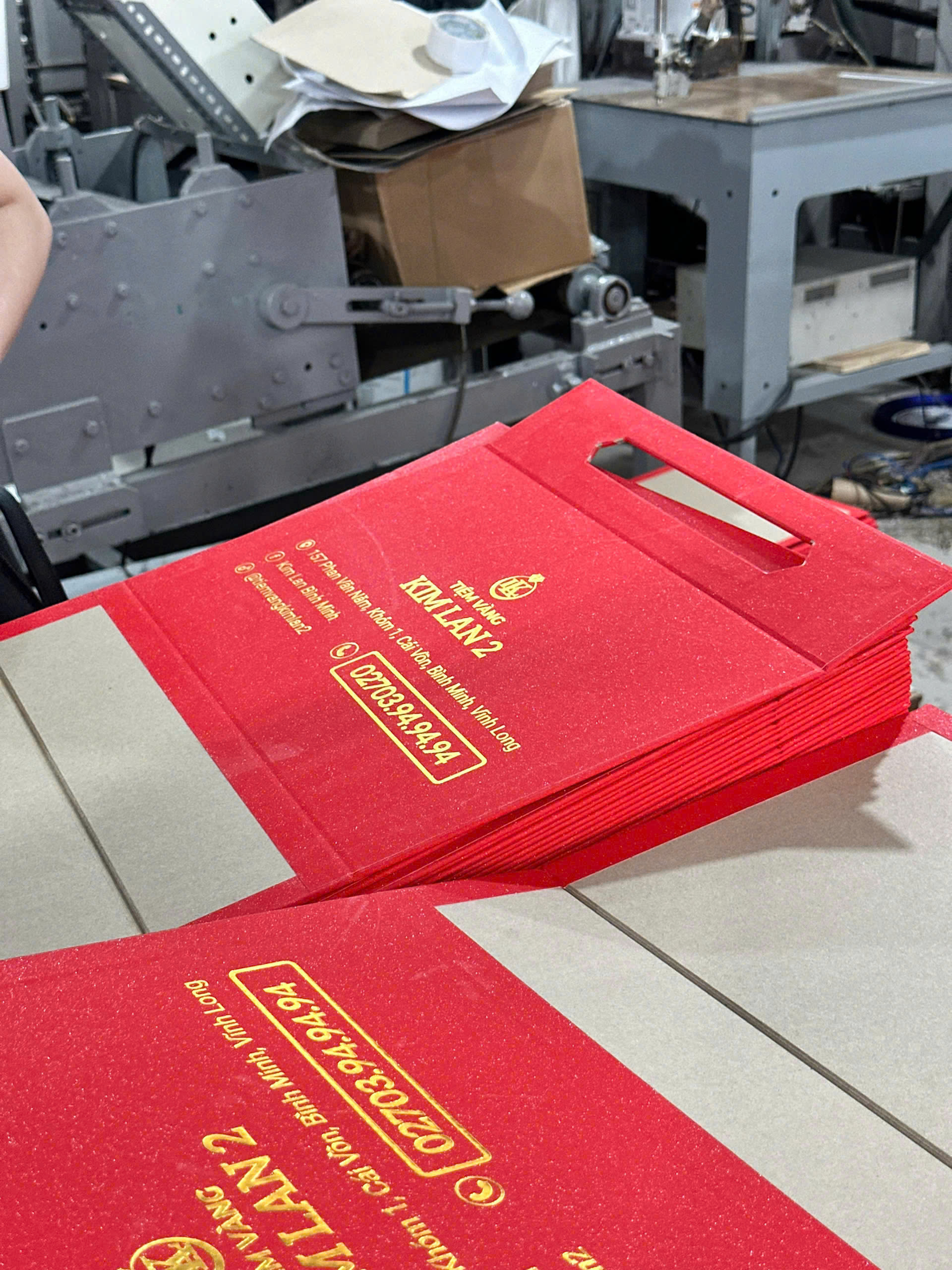 Hộp đựng lịch bloc làm từ carton cứng, in offset, cán màng bảo vệ, đi kèm túi xách sang trọng
