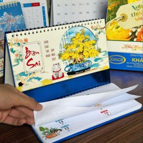 Lịch bàn ghi chú là lịch để bàn có kèm bàn ghi chú rất thích hợp cho môi trường văn phòng bận rộn